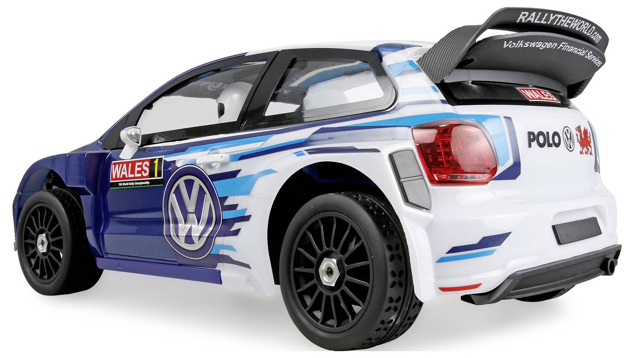 Weißer Volkswagen Polo Rallye-Rennwagen mit blauen Rennstreifen, Wales 1 Lackierung, übergroßer Heckspoiler, in Seitenrückansicht auf weißem Hintergrund gezeigt.