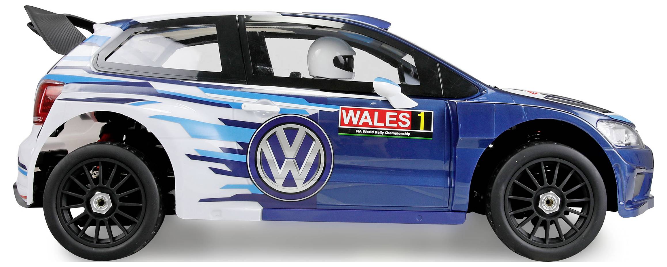 Blau-weißer Volkswagen Rallye-Rennwagen mit Rennaufklebern, Dachschacht, Heckflügel und einem Fahrerhelm, der durch das Fenster sichtbar ist.