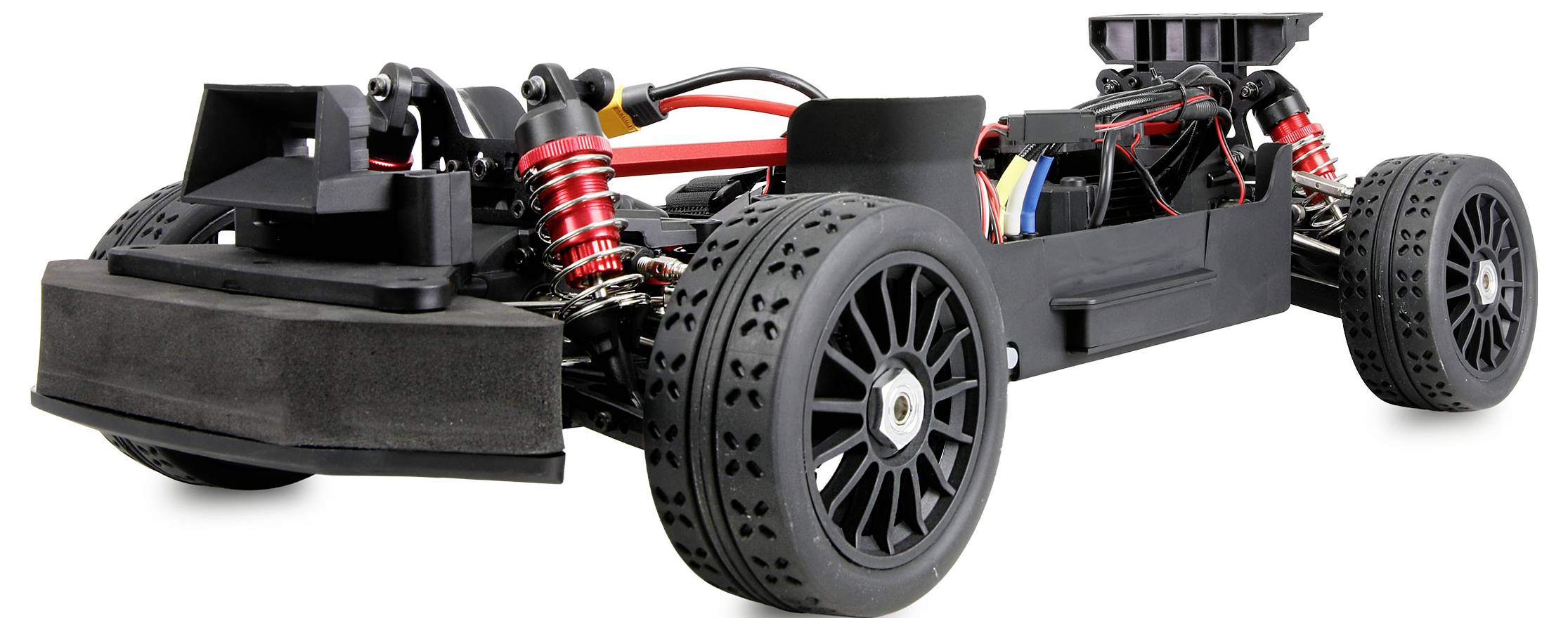 Schwarzes RC-Auto-Chassis mit freiliegender Aufhängung, Rädern, Batteriefach und Verkabelung auf weißem Hintergrund.