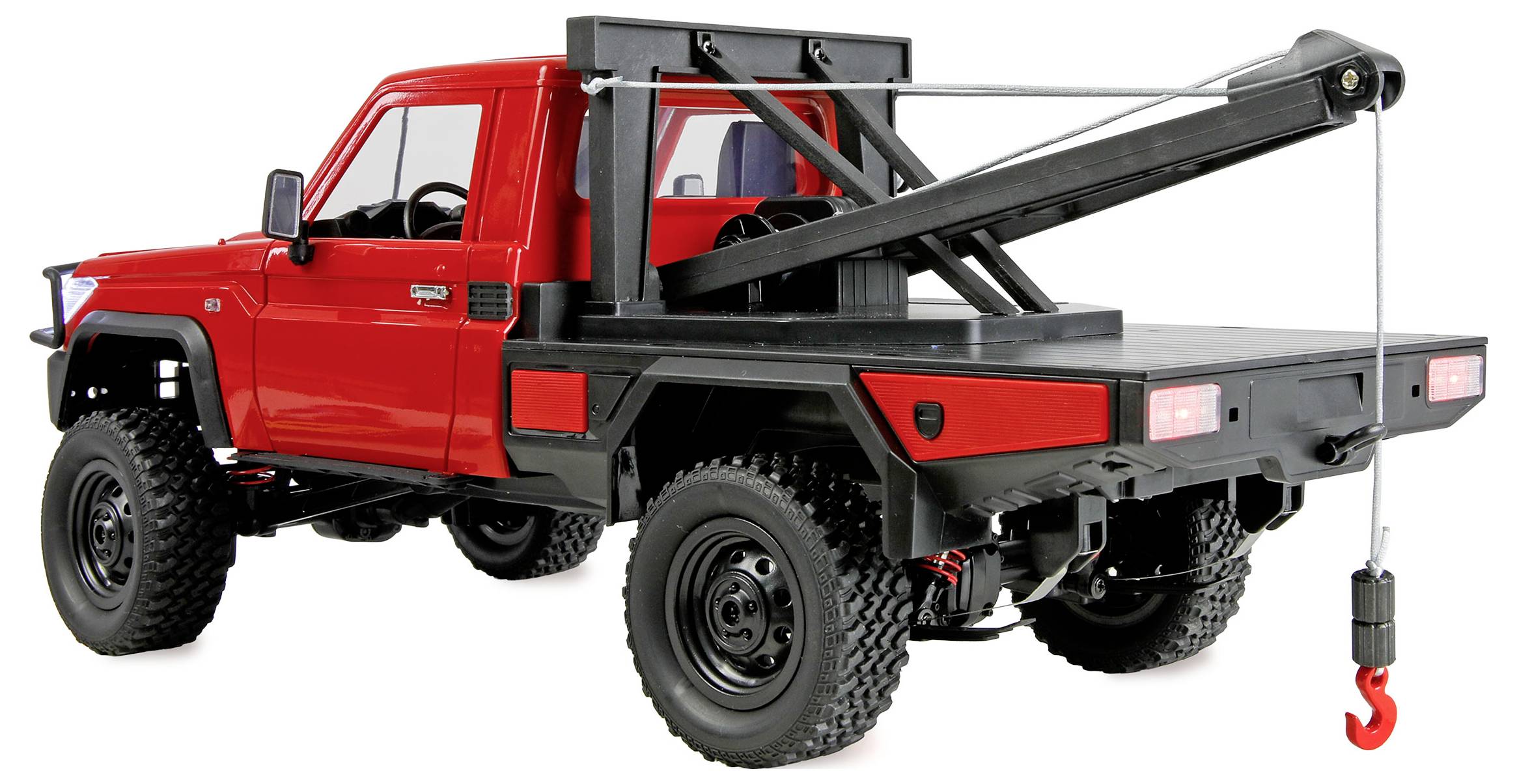 Roter Gelände-Pickup-Lastwagen mit einer hinten montierten Kran und hängendem roten Haken, in Seitenansicht auf weißem Hintergrund dargestellt.