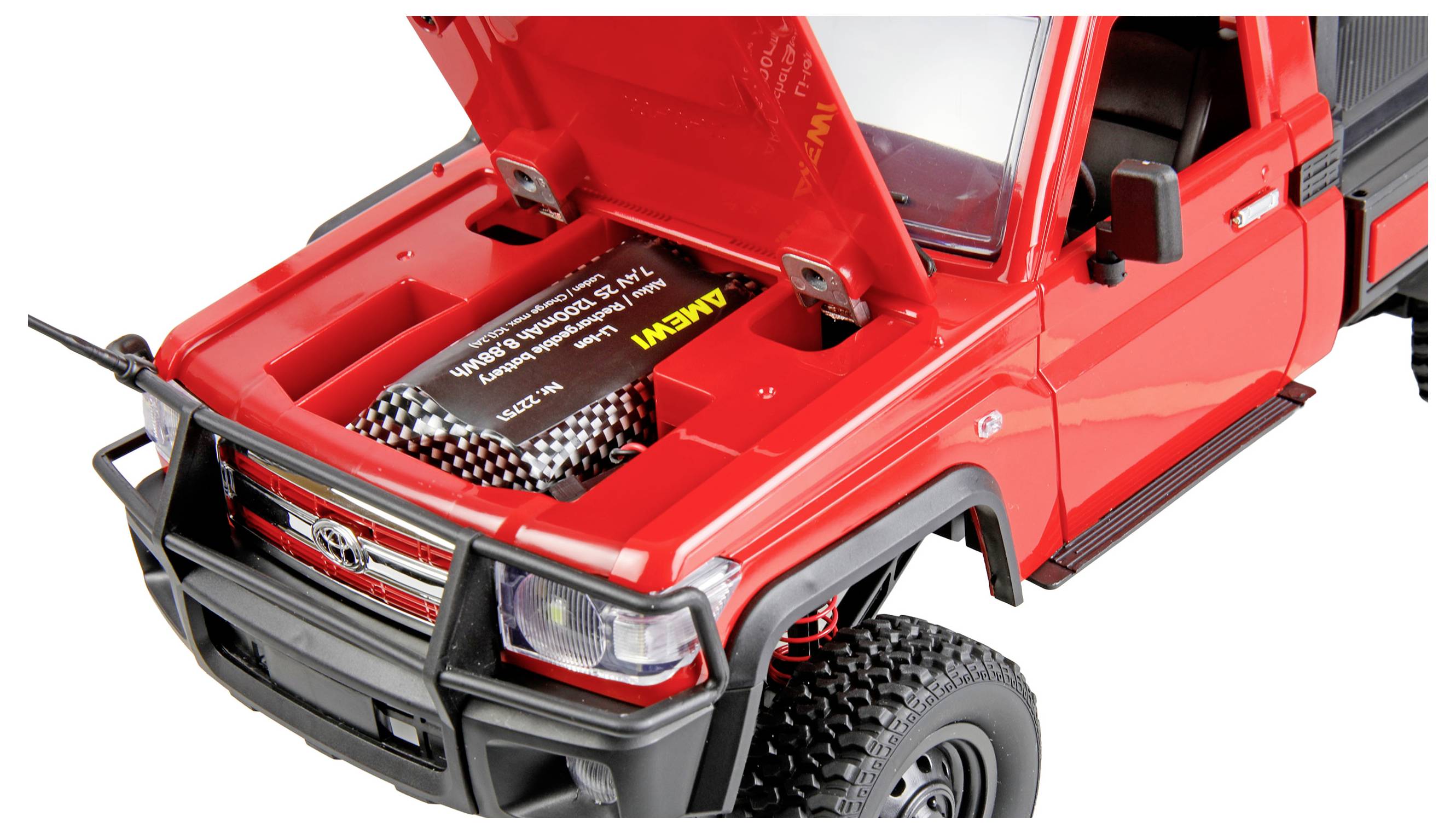 Roter RC-Spielzeug-Pickup-Truck mit geöffneter Motorhaube, die das Batteriefach und den vorderen Kühlergrill auf weißem Hintergrund zeigt.