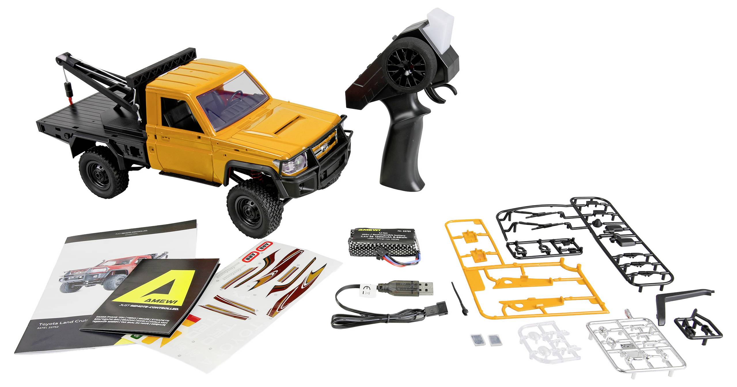 Orange ferngesteuerter Pickup-Truck-Bausatz mit Sender, Batterie, USB-Ladegerät, Bedienungsanleitung, Aufklebern und Montageteilen, ausgelegt auf weißem Hintergrund.