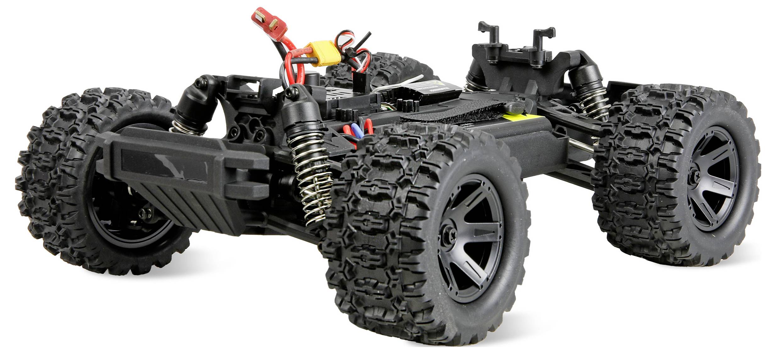 Ein schwarzes Geländewagen-RC-Auto-Fahrgestell mit großen Stollen-Reifen, Federungsfedern und freiliegender Verkabelung auf weißem Hintergrund.