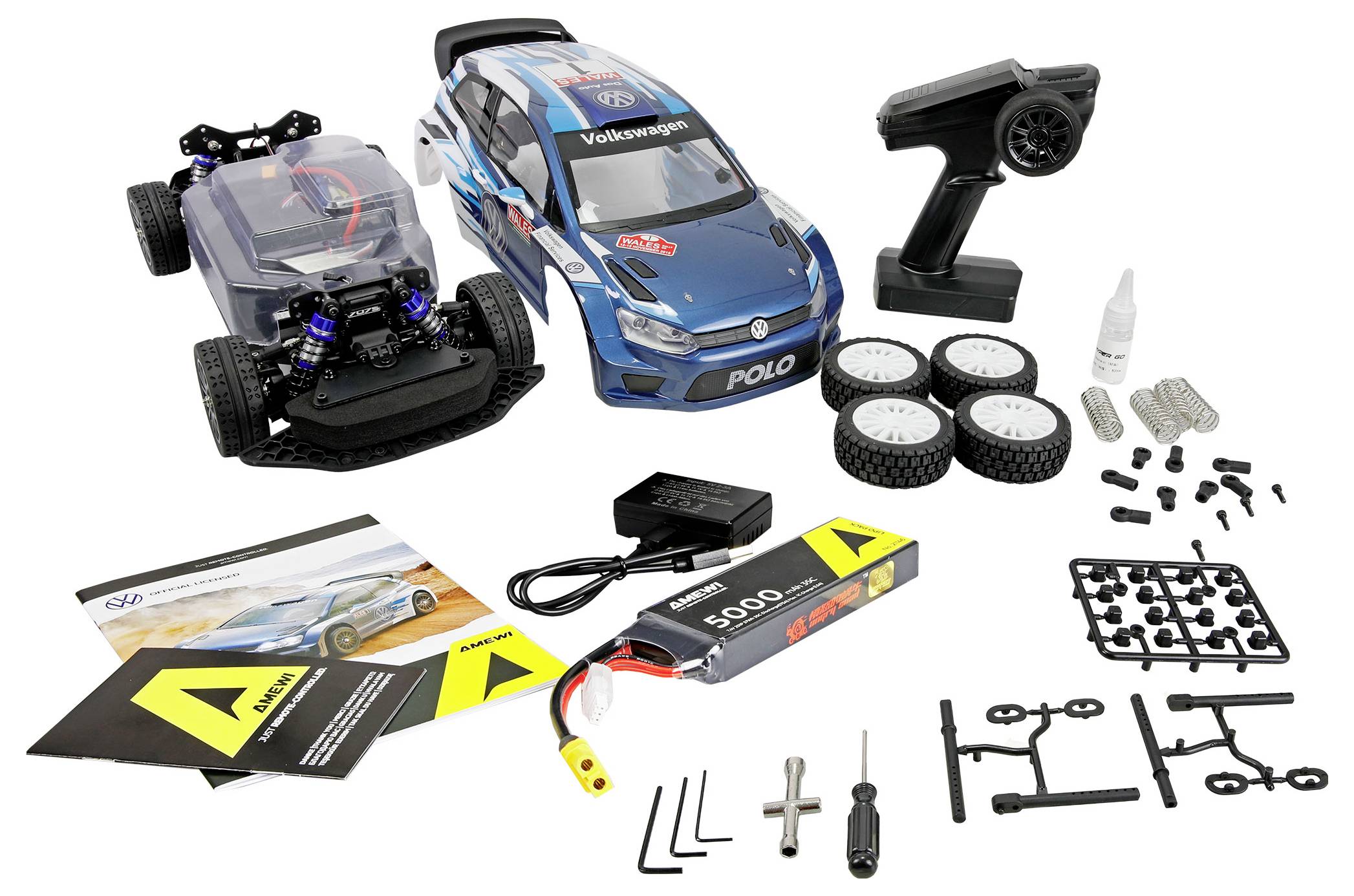 RC-Auto-Bausatzset mit montiertem blauem Volkswagen-Polo-Karosserie, Fahrgestell, Fernbedienung, Batterie, Ladegerät, Anleitung, Ersatzreifen, Werkzeugen und Montageteilen auf weißem Hintergrund.