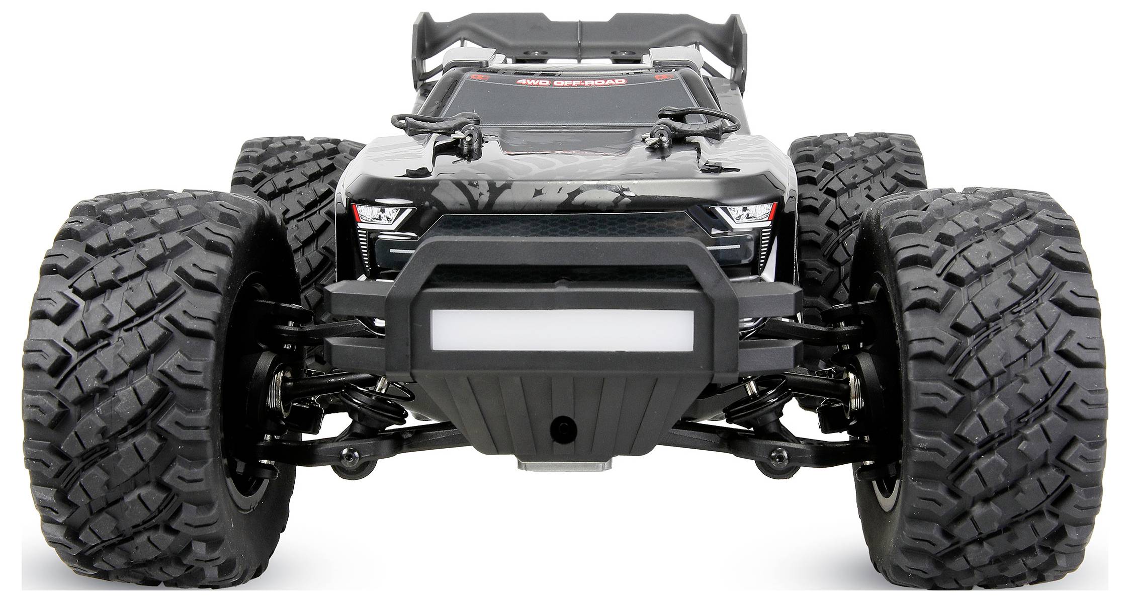 Schwarzer RC-Geländewagen in Vorderansicht mit übergroßen Stollenreifen und robustem Karosserie auf weißem Hintergrund.