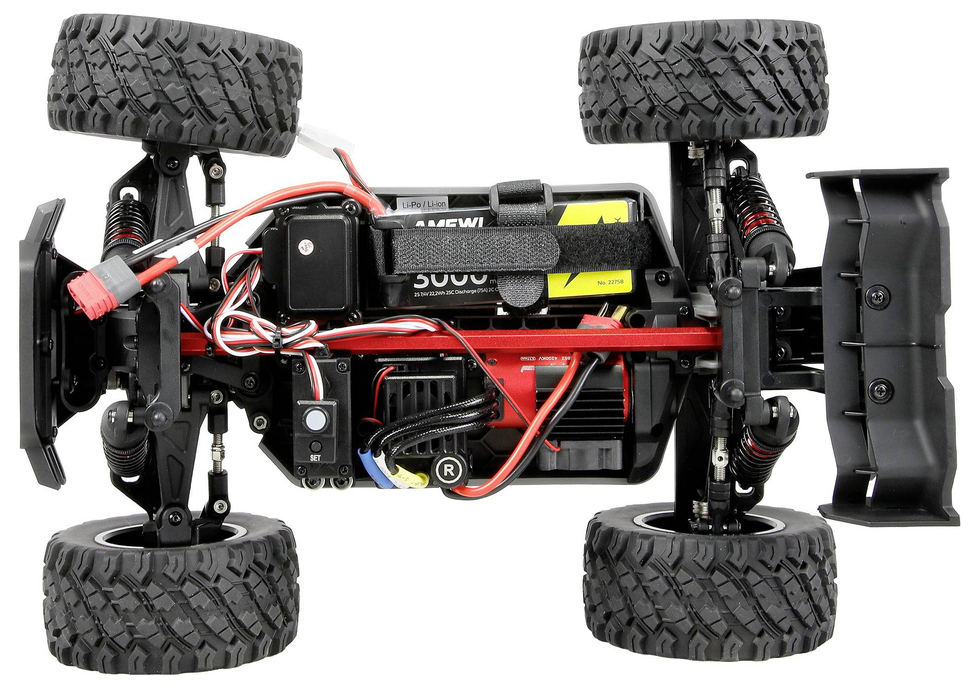 Umgedrehtes RC-Lastwagen-Chassis mit vier großen Geländereifen, freiliegender Aufhängung, Verkabelung, Batterie und Motor auf weißem Hintergrund.