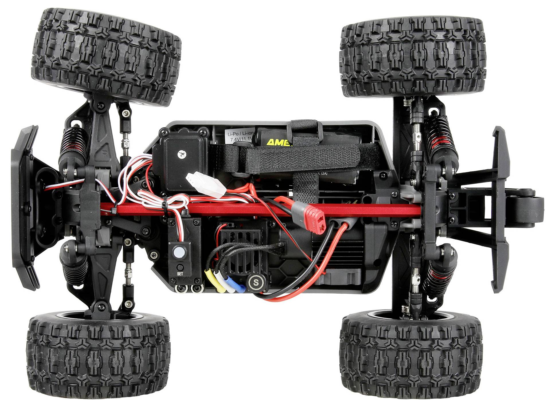 Unteransicht eines Geländefahrzeug-RC-Auto-Chassis mit vier großen Profilreifen, Federung, Motor, Akku und Verkabelung auf weißem Hintergrund.
