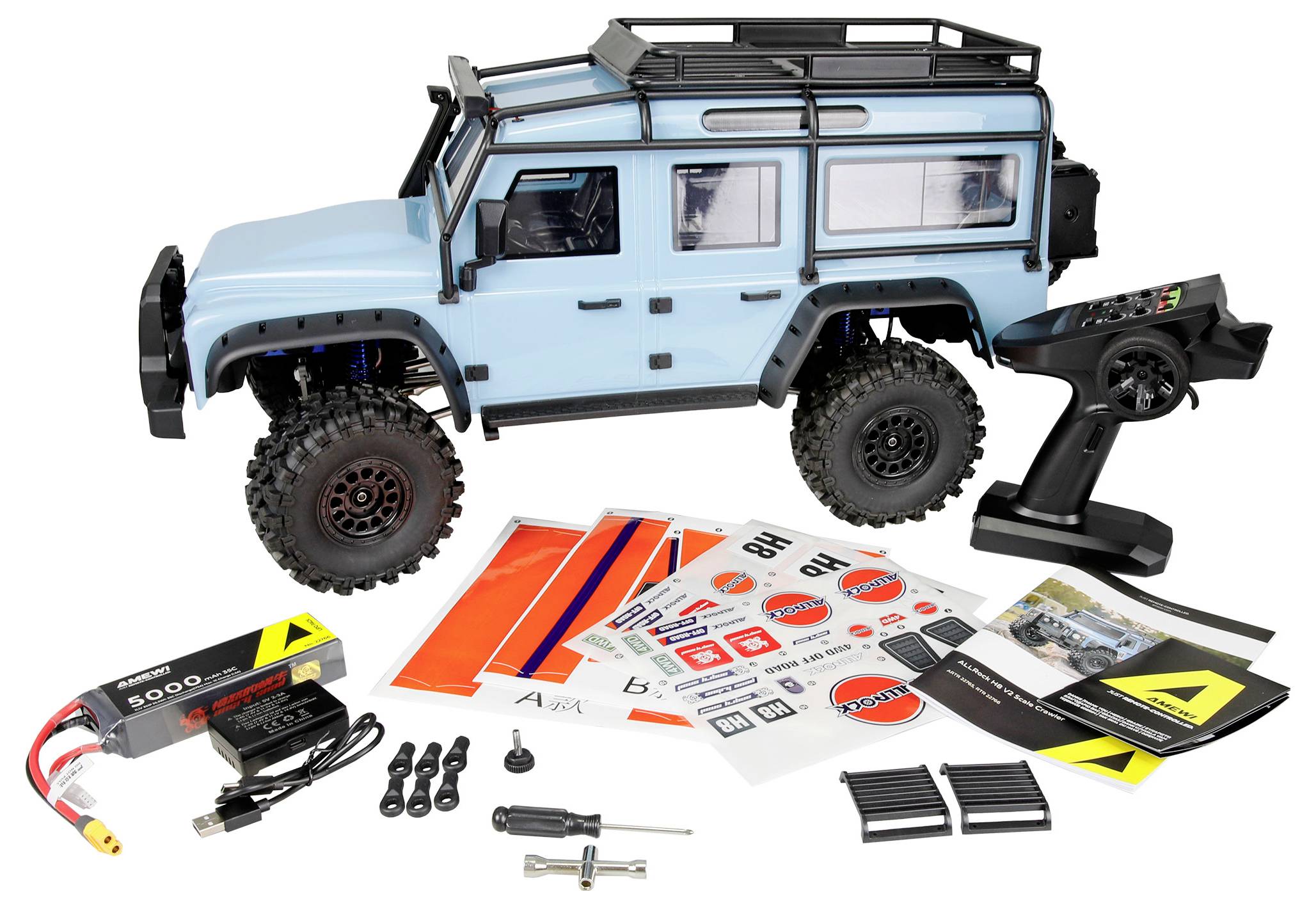 Blauer RC-Geländewagen mit Fernsteuerung und Ersatzdekale, Ersatzteile, Werkzeuge, Batterie und Ladekabel auf weißem Hintergrund ausgelegt.