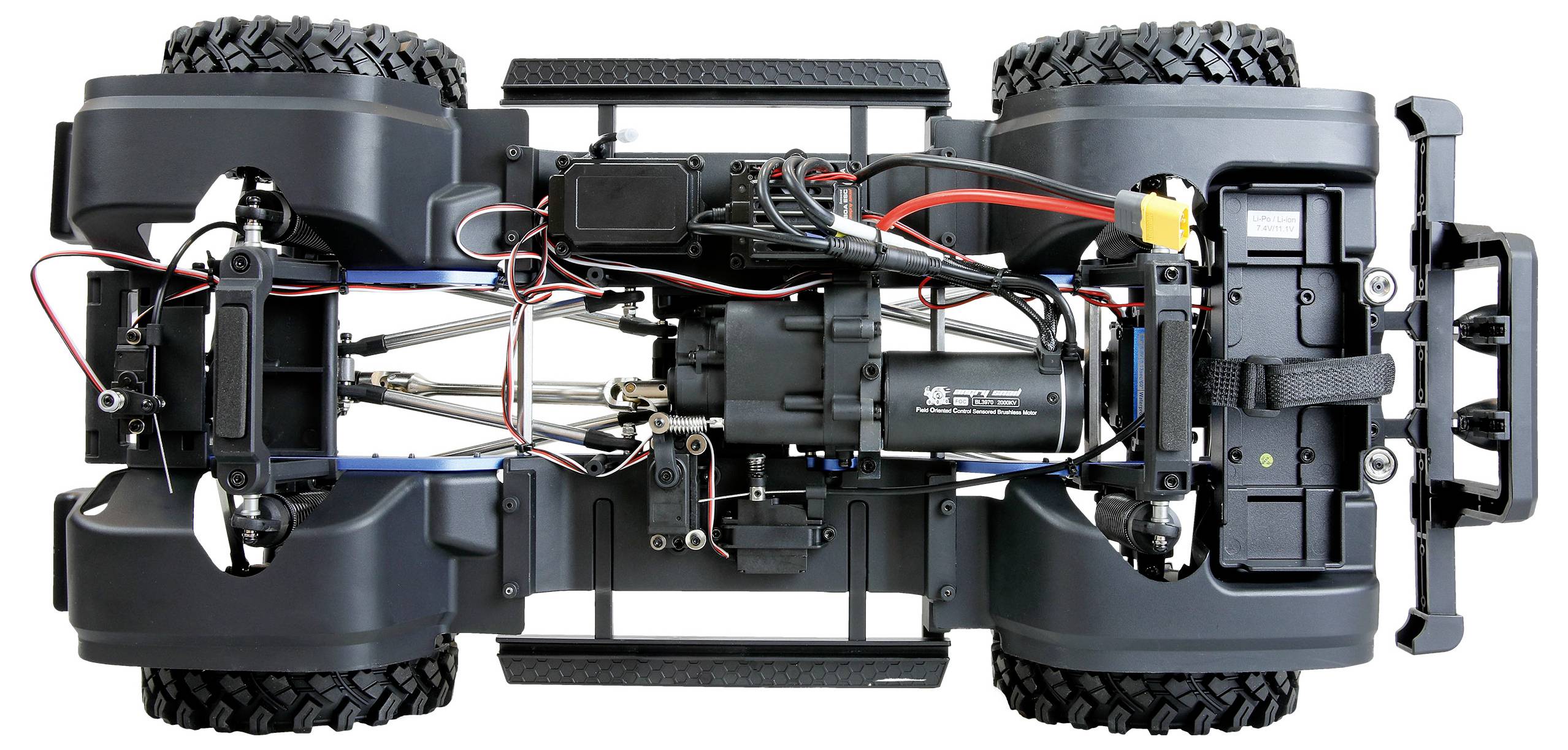 Unteransicht eines ferngesteuerten Geländefahrzeug-Chassis mit vier großen Reifen, Aufhängung, Motor, Batterie und Verkabelung.