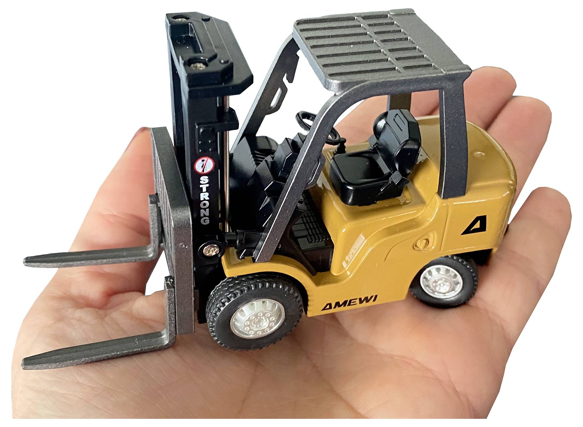 Eine Hand hält einen miniaturisierten gelben Spielzeug-Gabelstapler mit angehobenen Vordergabeln und schwarzem Mast, fotografiert in Nahaufnahme vor weißem Hintergrund.