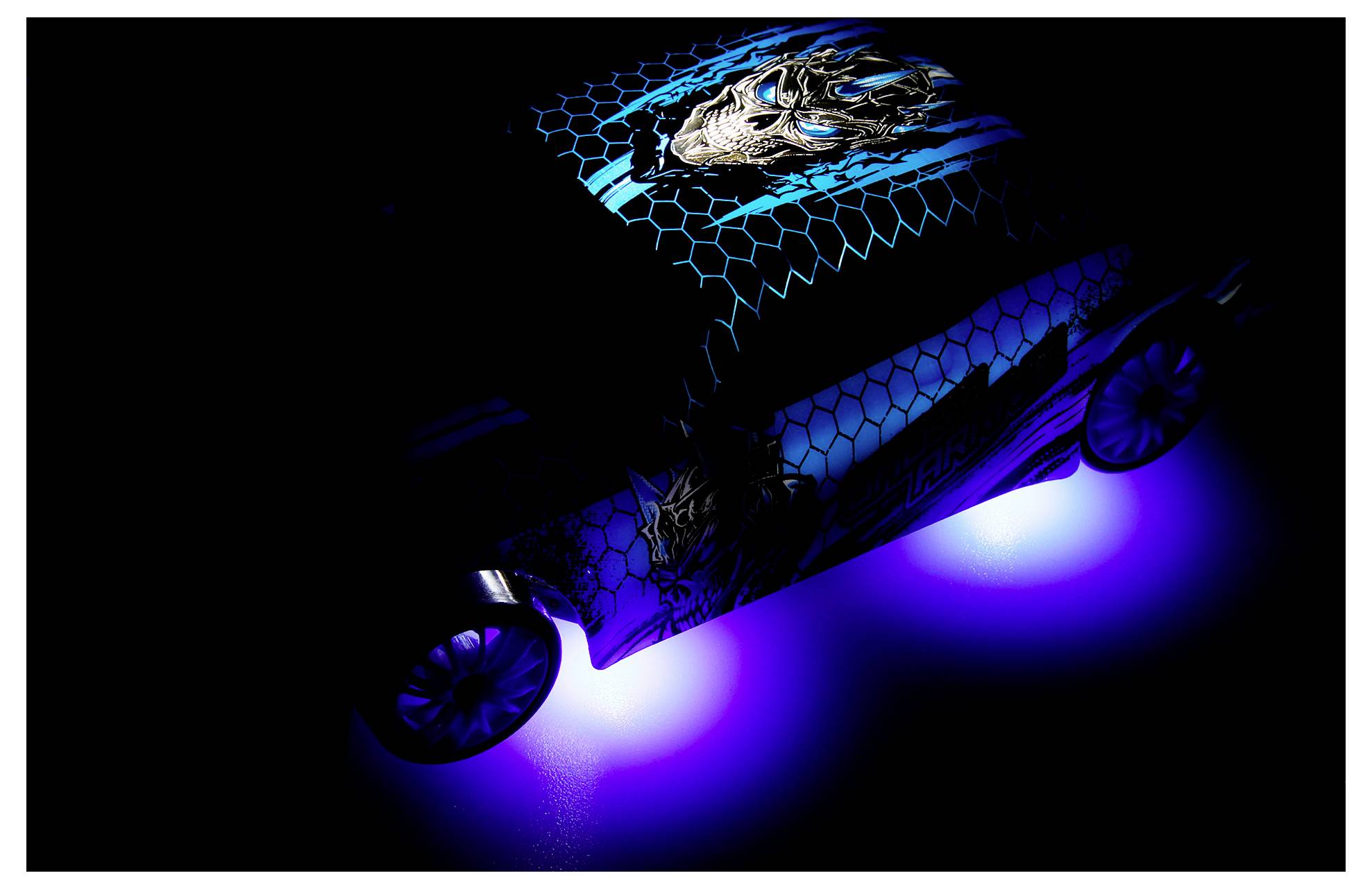 Futuristisches blaues Autokonzept mit leuchtenden Unterlichtern und einer Drachengrafik auf der Karosserie und dem Dach vor schwarzem Hintergrund.