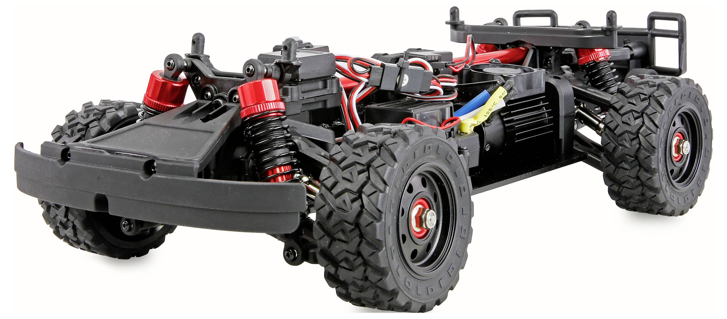 Teilweise zusammengebautes RC-Auto-Fahrgestell mit freiliegender roter und schwarzer Aufhängung, Verkabelung und großen Geländereifen auf weißem Hintergrund.