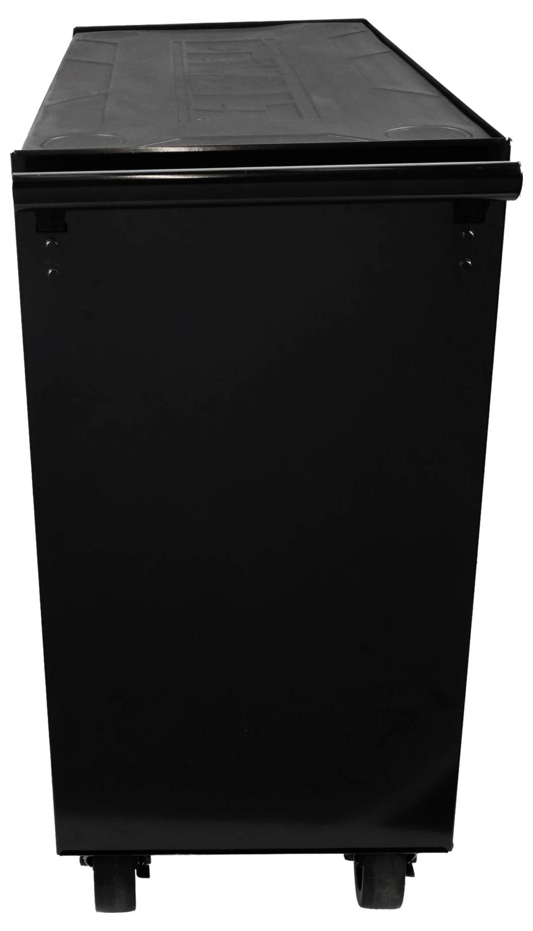 Schwarze Müllbehälter oder Abfallwagen auf Rädern mit geschlossenem Deckel, Vorderansicht auf weißem Hintergrund.