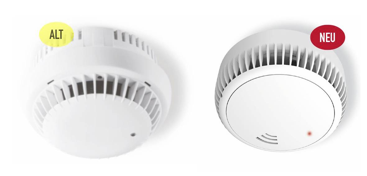 Zwei weiße runde Rauchmelder nebeneinander verglichen, links mit 