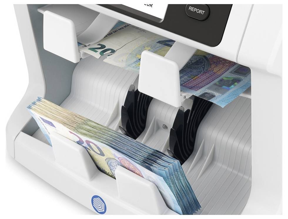 Eine Geldauszählmaschine sortiert und stapelt Euro-Banknoten, wobei ein dicker Stapel 50-Euro-Noten in der Ausgabeschale liegt.