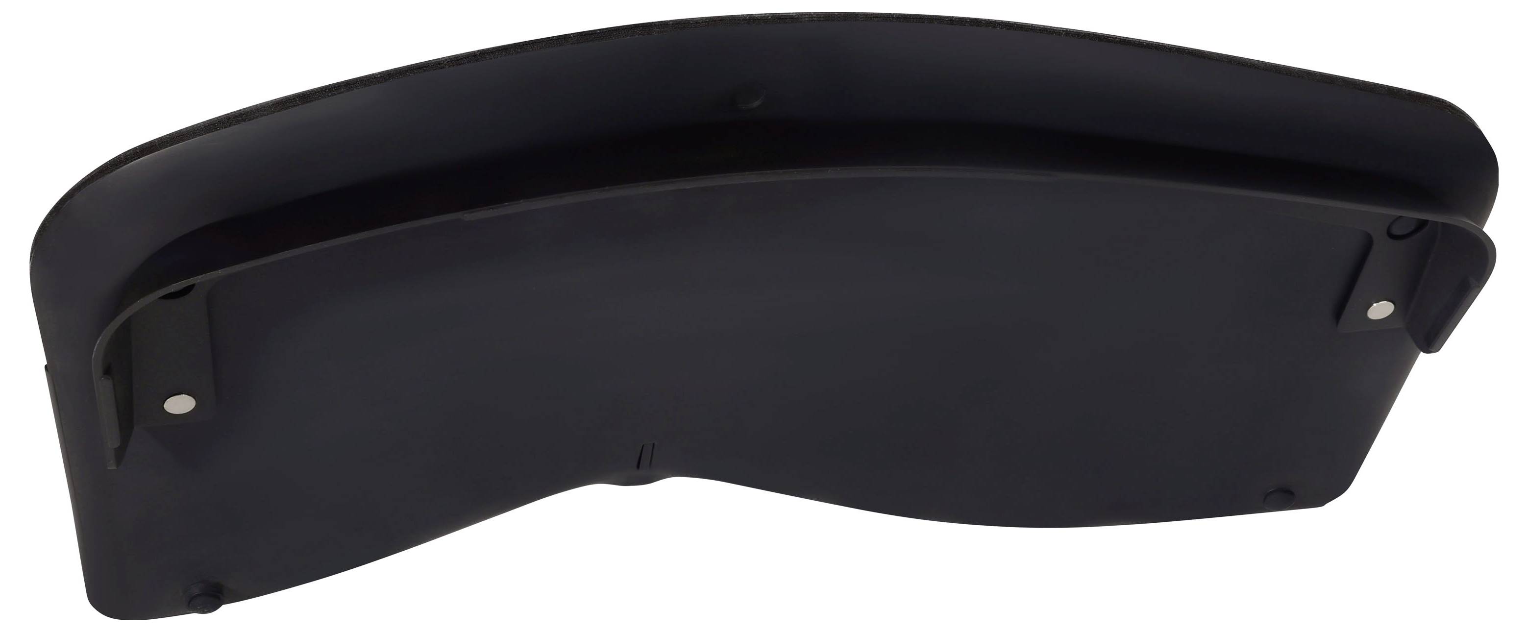 Schwarze gewölbte Armaturenbrett-Sonnenblende oder Blendschutzplatte, von vorne gezeigt, mit sichtbaren Befestigungslöchern an jedem Ende.