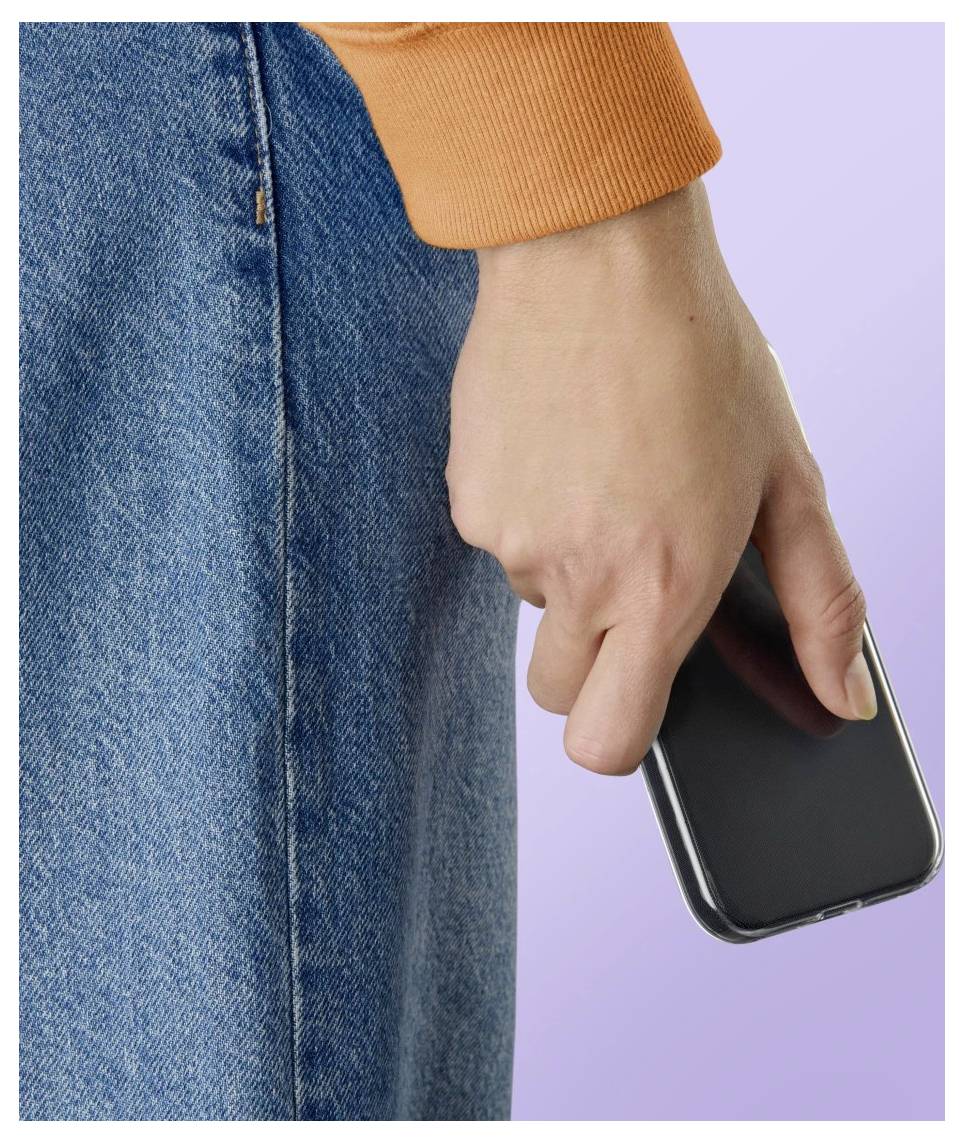 Nahaufnahme einer Person, die ein Smartphone an ihrer Seite hält, trägt einen orangefarbenen Ärmel und blaue Jeans vor einem hellvioletten Hintergrund.