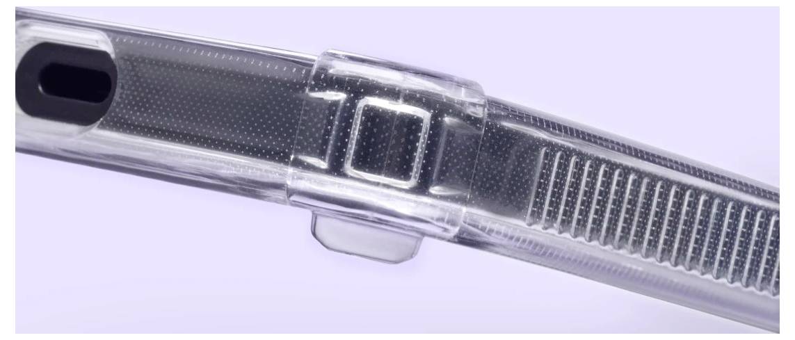 Kette mit Vorhängeschloss, das Gartenmöbel auf der Terrasse sichert und den Zugang zu einem Tisch und Stühlen blockiert.