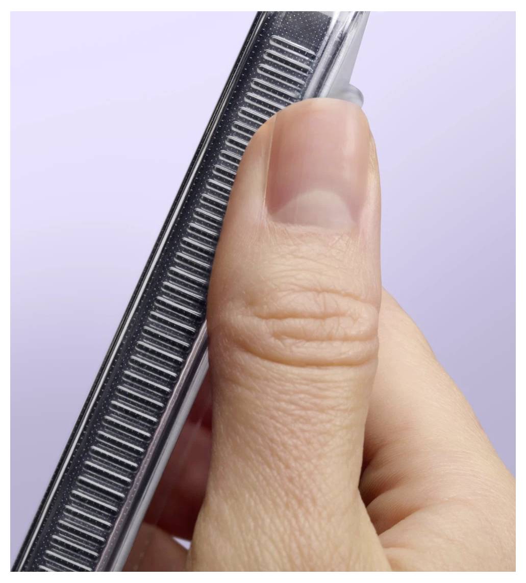 Nahaufnahme einer Hand, die einen schwarzen Kamm vor einem hellvioletten Hintergrund hält.