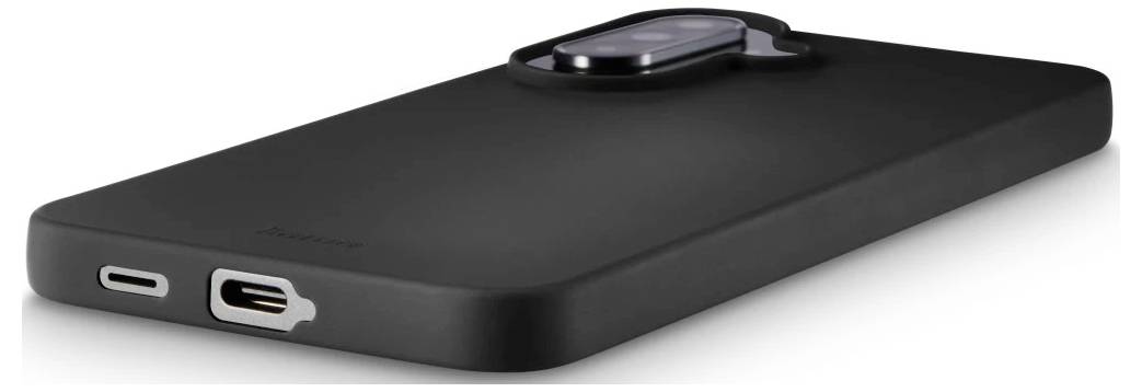 Schwarze Smartphone-Hülle mit integriertem Kameraobjektivschutz auf der Rückseite, in Schrägansicht auf weißem Hintergrund gezeigt.