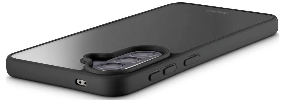 Schwarze Smartphone-Hülle mit integriertem erhabenen Kameraring, in geneigter Seitenansicht auf weißem Hintergrund dargestellt.