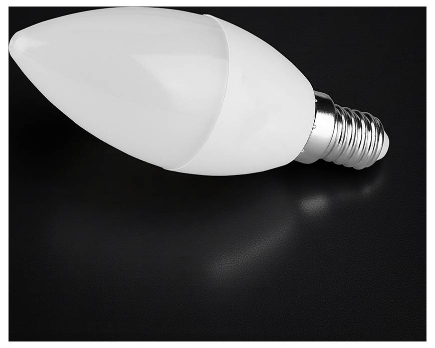 Eine weiße LED-Glühbirne auf dunklem Hintergrund, in Schrägansicht mit sichtbarem metallischem Schraubgewinde.