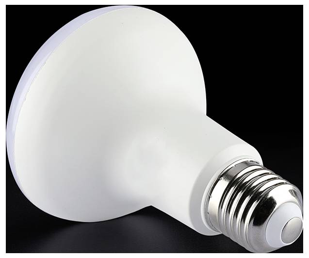 Weiße LED-Glühbirne mit einem breiten Reflektor-Kopf und metallischer Schraubbasis, gezeigt auf schwarzem Hintergrund.
