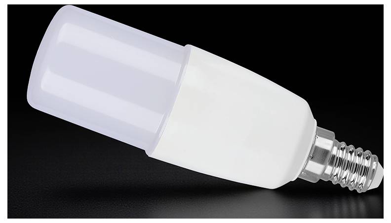 Nahaufnahme einer weißen LED-Glühbirne mit mattiertem Diffusor auf schwarzem Hintergrund.