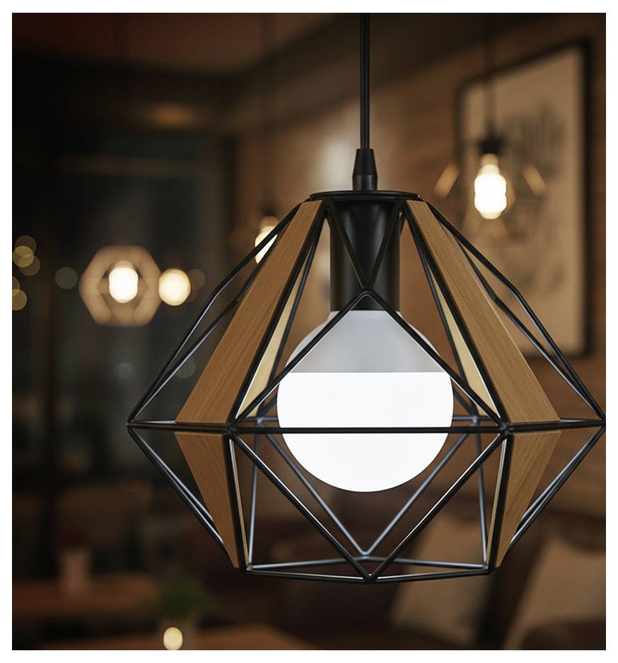 Moderne Pendelleuchte mit geometrischem Design, schwarzem Metallrahmen und Holzpaneelen, leuchtend über einem unscharfen Innenraum.