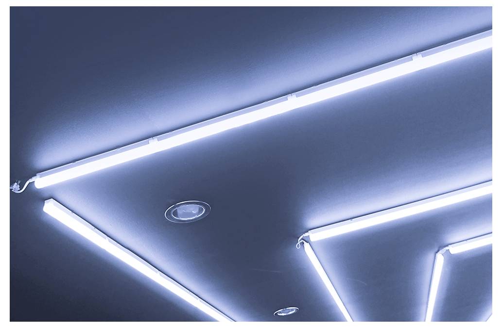 Schwarze Schienenstrahler-Spotleuchte mit COB-LED, gekennzeichnet mit „PROVIDED BY CREE