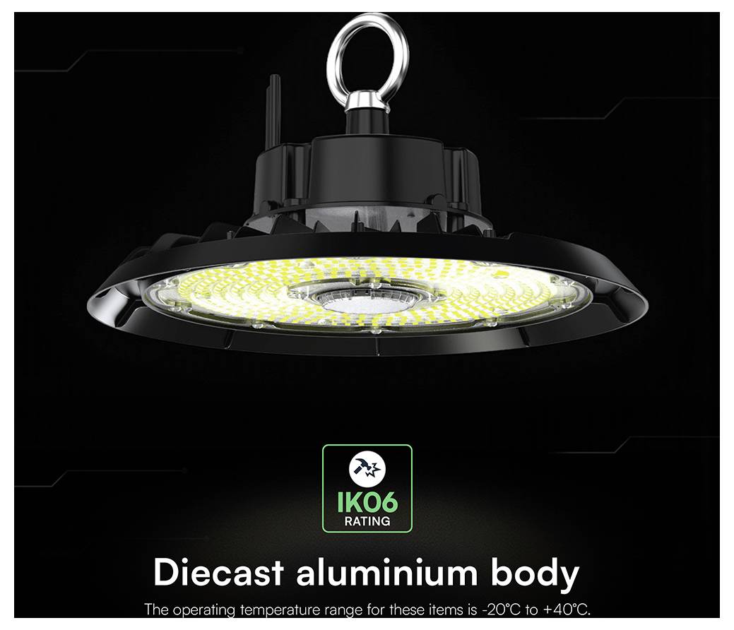 Industrielle LED-Hallenleuchte mit Gussaluminium-Gehäuse und IK06-Schutzart, vor schwarzem Hintergrund dargestellt.