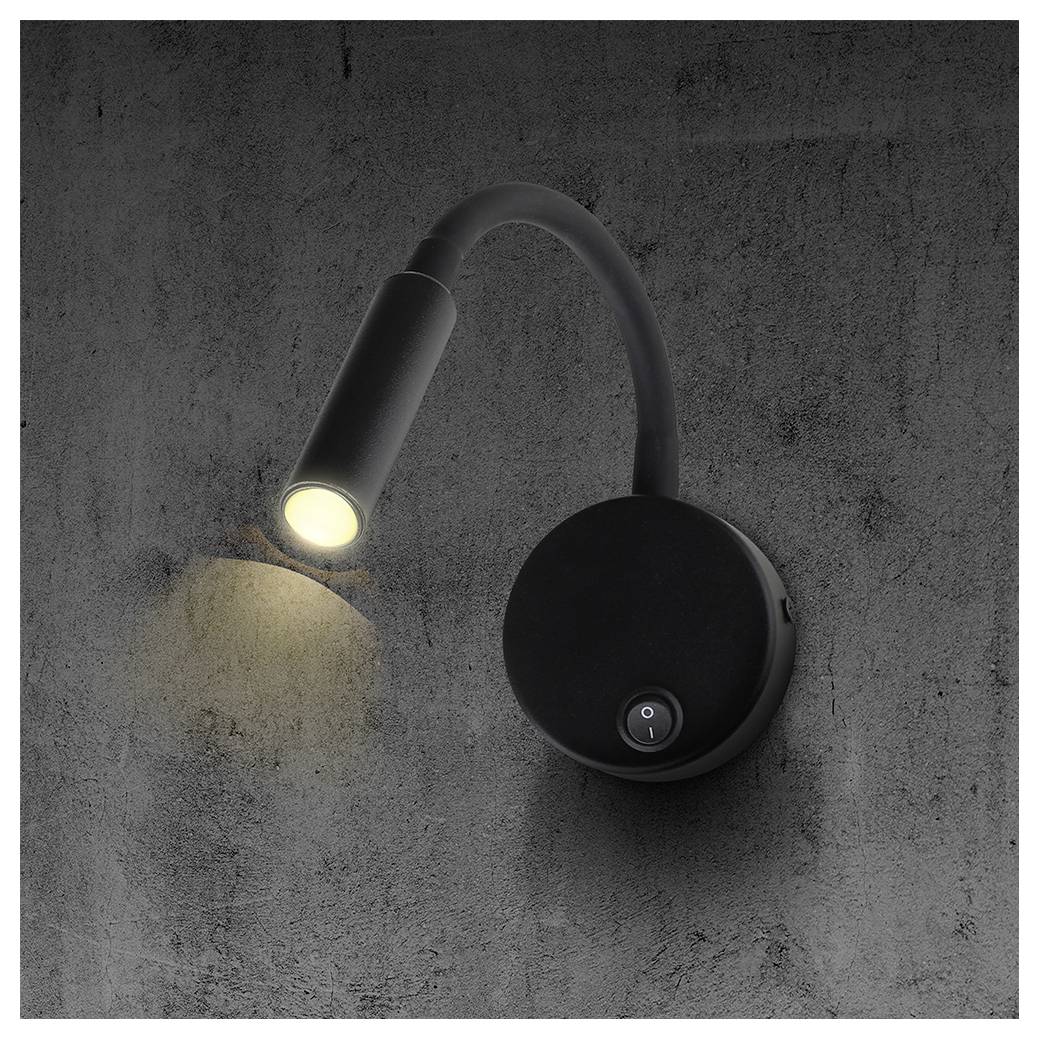 Schwarze wandmontierte verstellbare Leselampe mit rundem Sockel, eingeschaltet und wirft einen warmen Lichtkegel auf eine Betonwand.