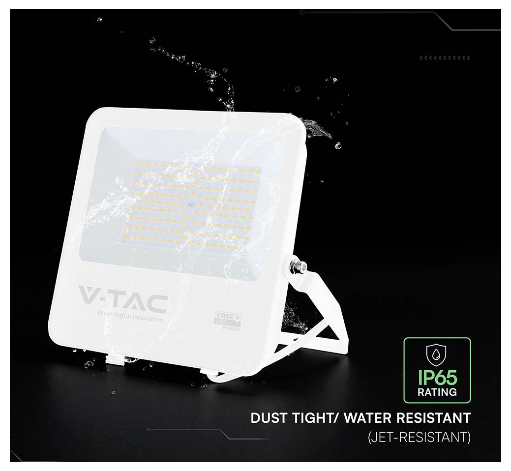 Weiße V-TAC LED-Flutlicht auf Ständer, gezeigt mit spritzhendem Wasser, um die IP65-Schutzart (staubdicht, strahlwasserfest) zu betonen.
