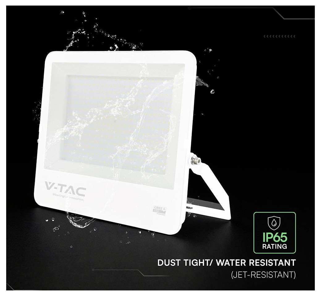 LED-Flutlicht von White V-TAC auf schwarzem Hintergrund, dargestellt mit Wasser, das darüber spritzt; Text hebt die IP65-Bewertung sowie Staubdichtheit, Wasserbeständigkeit und Strahlwasserresistenz hervor.