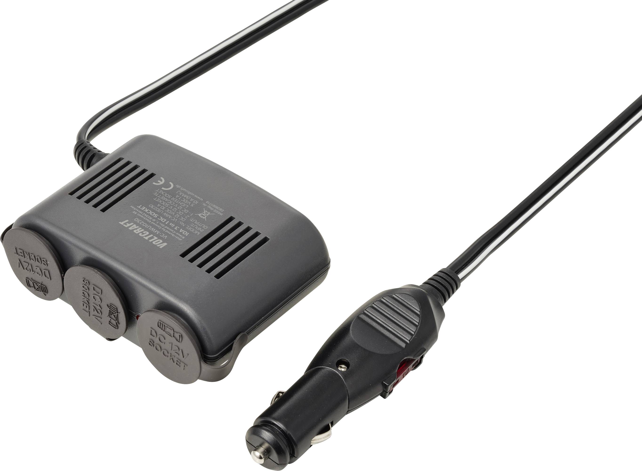 Schwarzer 3-Fach-Autozigarettenanzünder-Adapter mit angeschlossenem Stromkabel und Stecker, verwendet um mehrere Geräte von einer Fahrzeugsteckdose mit Strom zu versorgen.