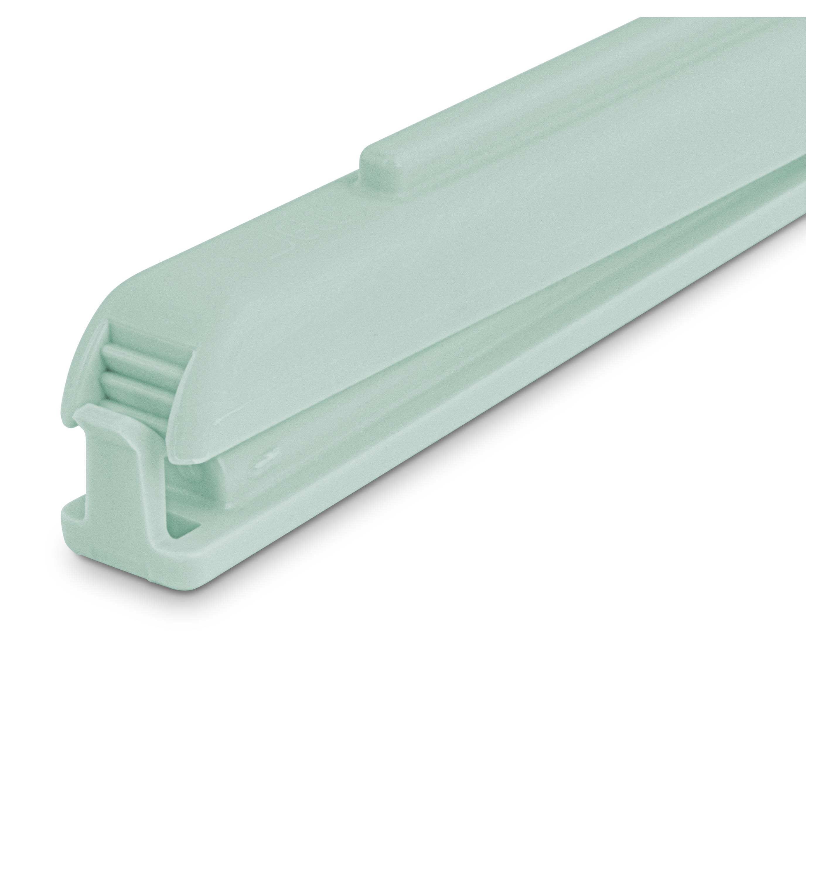 Mintgrüne Kunststoffbeutelklammer mit Federscharnier und geripptem Griffende, gezeigt auf weißem Hintergrund.
