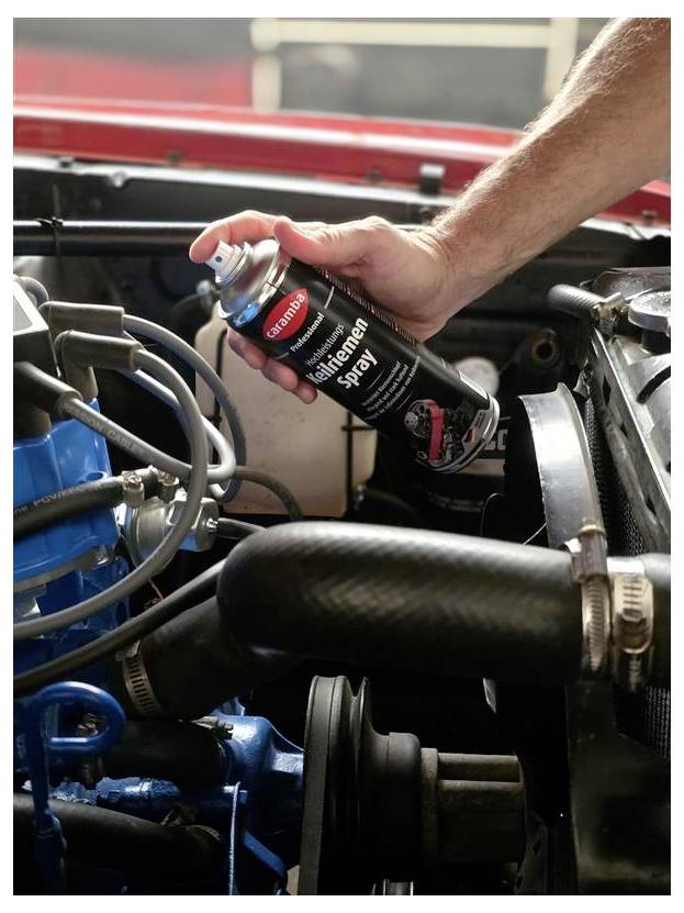 Mit einer Dose „Silikonspray