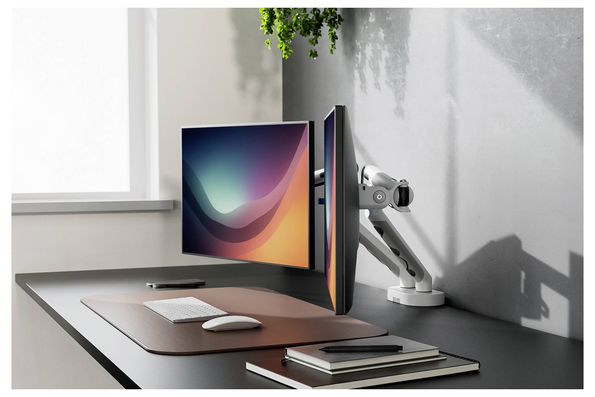 Moderner Schreibtisch mit Doppelmonitoren auf Schwenkarmen, Tastatur, Maus und Büchern auf einer minimalistischen Workstation neben einem Fenster