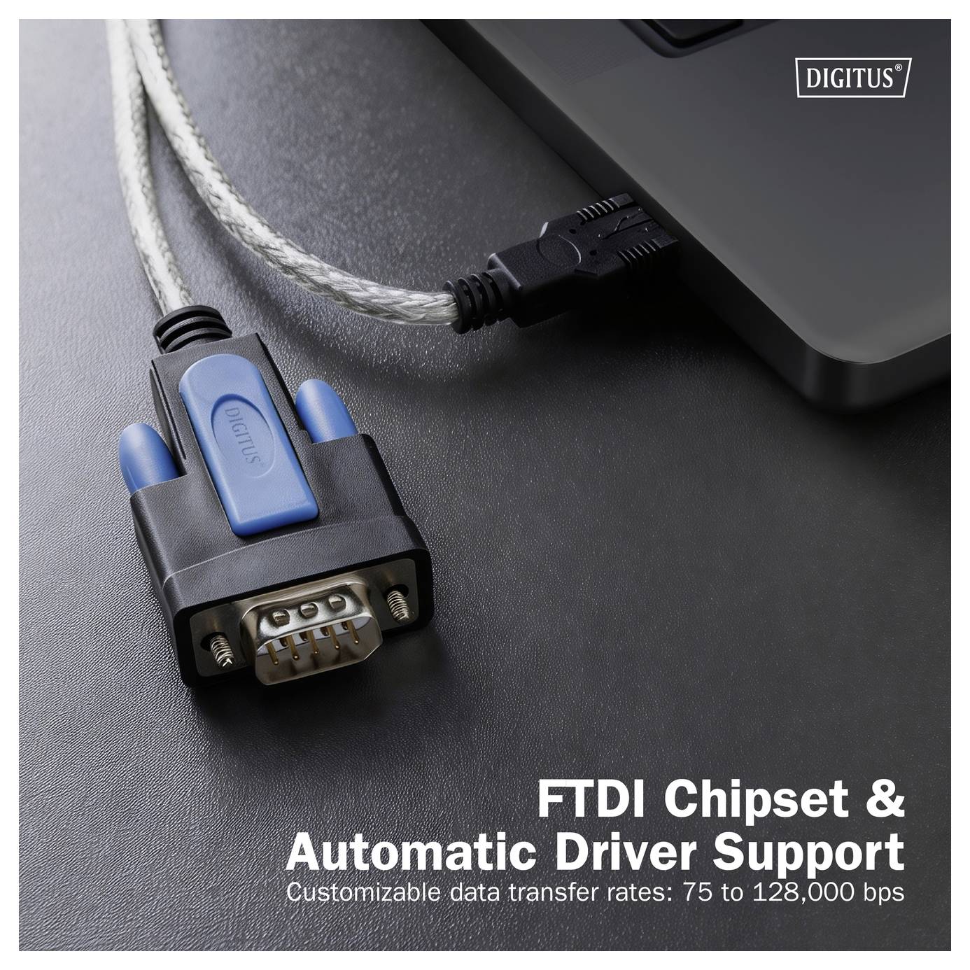 DIGITUS USB-zu-Seriell-Adapter verbunden mit einem Laptop, mit Text „FTDI-Chipset & Automatische Treiberunterstützung