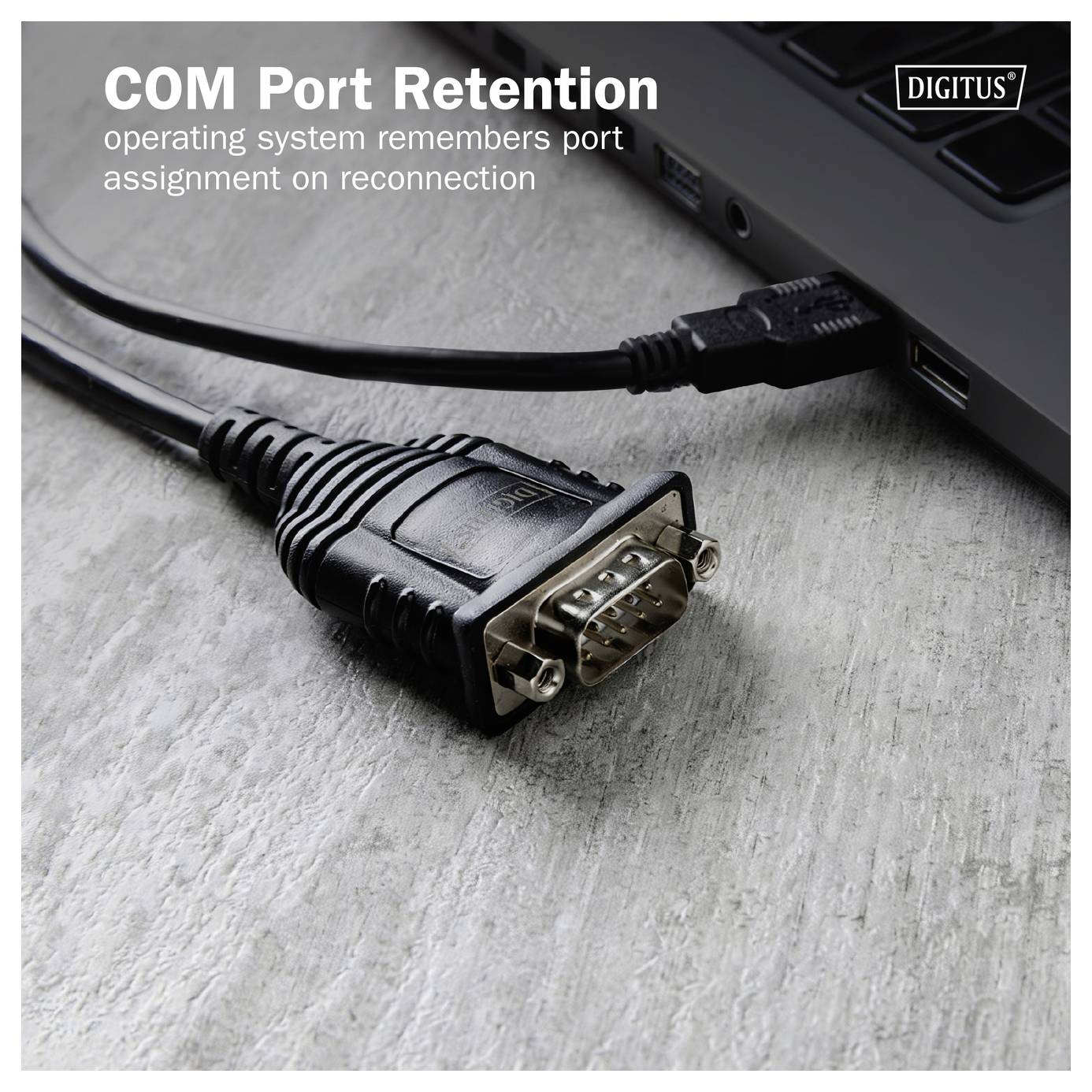 USB-zu-Seriell-Adapter, der an einen Laptop angeschlossen ist, mit dem Text „COM-Port-Beibehaltung