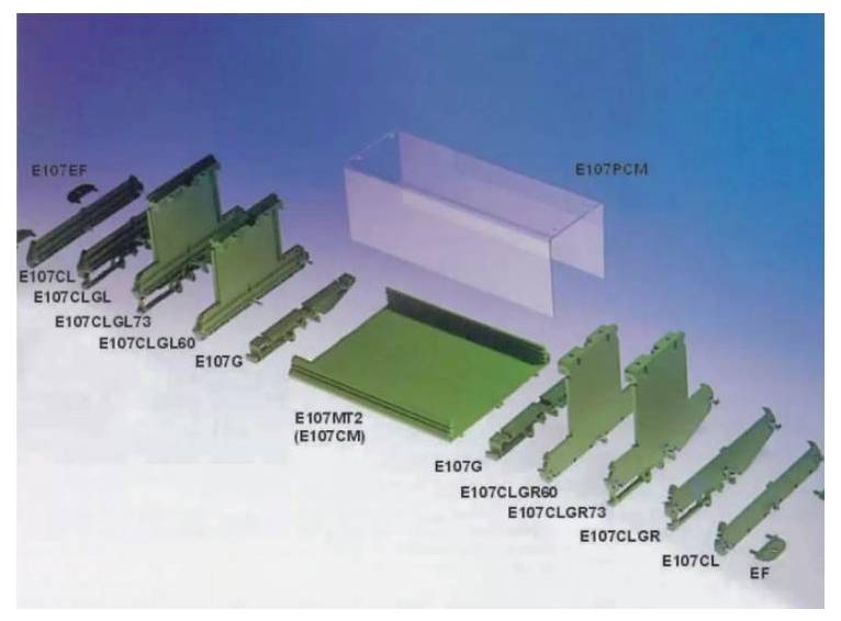 Explodiertdiagramm von grünen und transparenten Verpackungsteilen mit Teilenummern wie E107CF, E107PCM und E107CM, das das Komponentenlayout und die Montagereihenfolge zeigt.