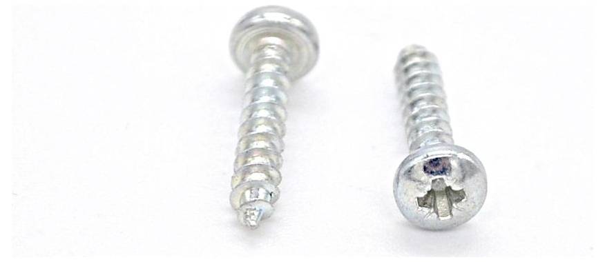 Zwei silberne Phillips-Kopf-Schrauben auf weißem Hintergrund, nebeneinander angeordnet.