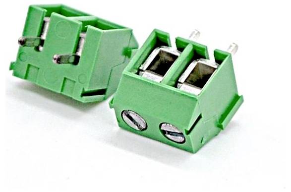 Zwei grüne 2-polige Schraubklemmleisten zum Anschluss von Drähten, auf weißem Hintergrund dargestellt.