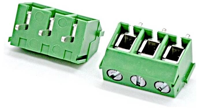 Zwei grüne 3-Positions-Schraubklemmenblöcke, einer von der Rückseite dargestellt und einer mit drei offenen Draht-Eintrittsschlitzen und vorderen Schraubenköpfen.