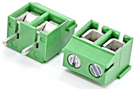 Grüne zwei-polige Schraubklemmen-Steckverbinder zum Verdrahten, in einer Nahaufnahme auf weißem Hintergrund dargestellt.