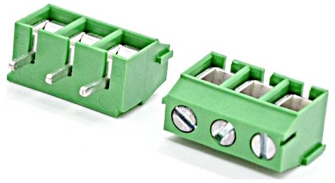 Zwei grüne dreipolige Schraubklemmleisten, von oben und von der Seite dargestellt, mit drei Metalldrahtschlitzen und vorderen Schraubklemmen.
