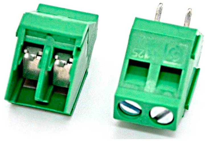 Zwei grüne 2-polige Schraubklemmenblöcke, nebeneinander auf weißem Hintergrund dargestellt.