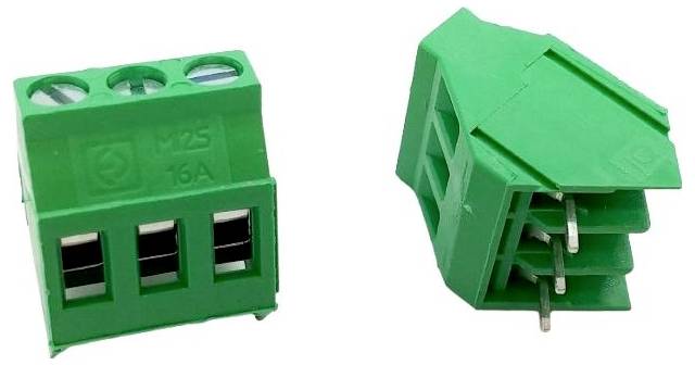 Zwei Ansichten einer grünen dreipoligen Elektrosteckverbinder-Anschlussleiste, die die vorderen Steckdosenöffnungen und die seitlichen Steckpin-Kontakte zeigen.