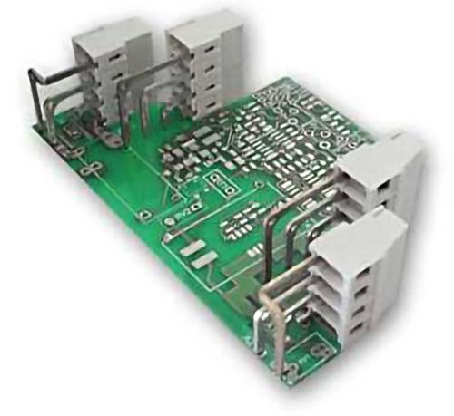 Grüne Leiterplatte mit mehreren grauen Anschlussblöcken und verbundenen Metalldrähten.