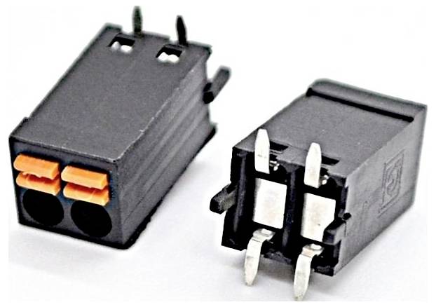 Zwei schwarze elektrische Steckverbinder, von vorne und hinten gezeigt, mit orangefarbenen Freigabetabs und Metallstiftkontakten.